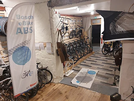 L'intérieur de la boutique, vélos prêts à partir