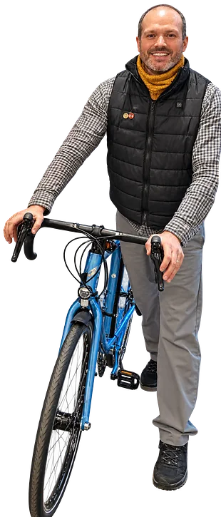 Le patron du Dérailleur, un vélo à la main